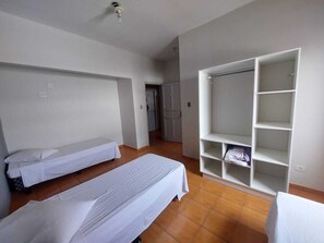 Laptop workspace, free WiFi, bed sheets - Posada Bela Mar (São José dos Campos)