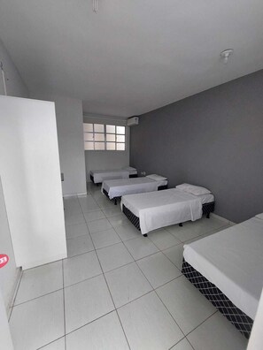 Laptop workspace, free WiFi, bed sheets - Posada Bela Mar (São José dos Campos)