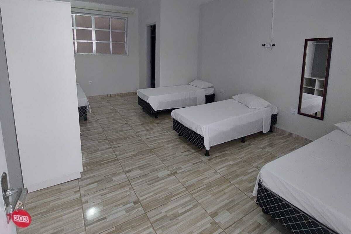 Espacio para trabajar con laptop, wifi gratis y ropa de cama 