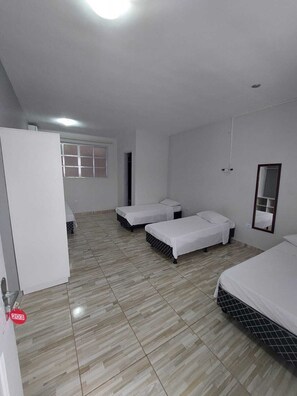Laptop workspace, free WiFi, bed sheets - Posada Bela Mar (São José dos Campos)