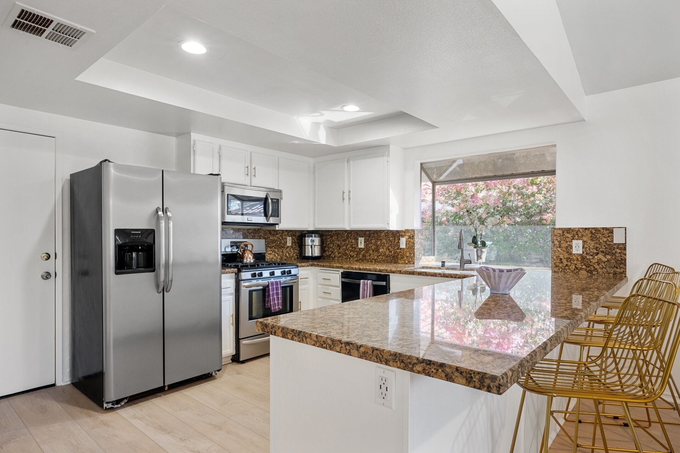 Réfrigérateur, four à micro-ondes, un four, surface de cuisson