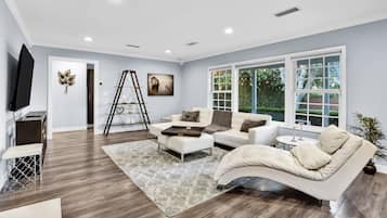 Smart TV, fireplace, Netflix, streaming services