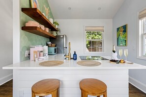 Kjøleskap, mikrobølgeovn, ovn og kokeplater