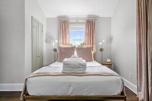 3 bedrooms, desk, iron/ironing board, WiFi