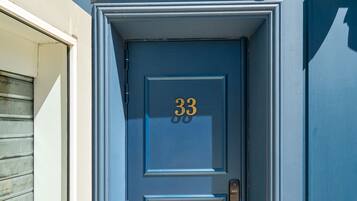 Una puerta azul con el número 33 y el letrero "LA RÉSERVE SALON DE PROVENCE" encima.