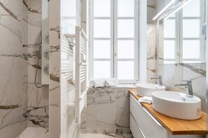 Kamar Double Deluks, ensuite | Kamar mandi | Shower, shower pijat air,  dan perlengkapan mandi desainer