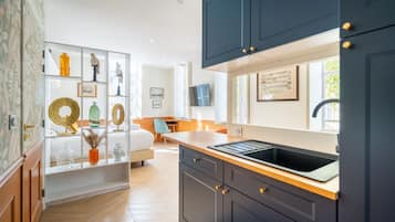 Deluxe Double Room, Ensuite | Shared kitchen