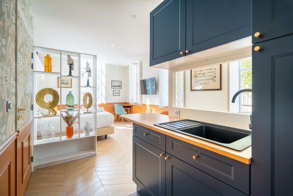 Deluxe Double Room, Ensuite | Shared kitchen | Fridge, microwave, espresso maker, electric kettle