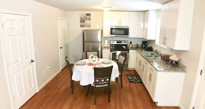 Convenient Bright 2 beds/1 Bath Apartment+10 Min Airport.Easy Access to Highway.