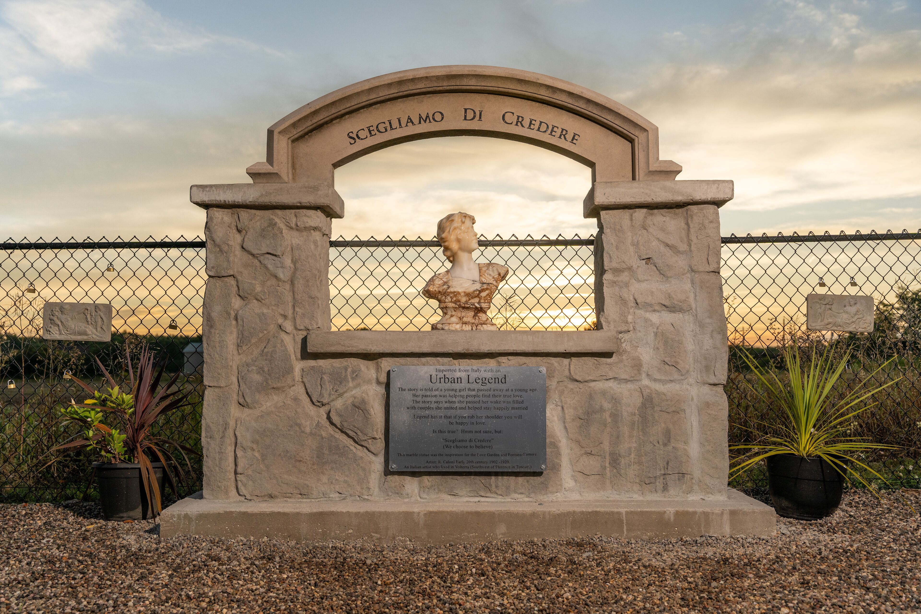 Monumento de piedra con un busto y una inscripción.