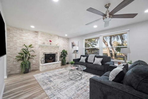 3BR/2BA By Disney Large Quiet Family Home By Lake