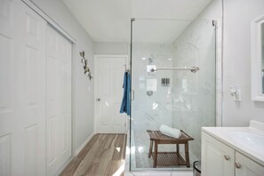 Douche, sèche-cheveux, serviettes fournies, shampoing