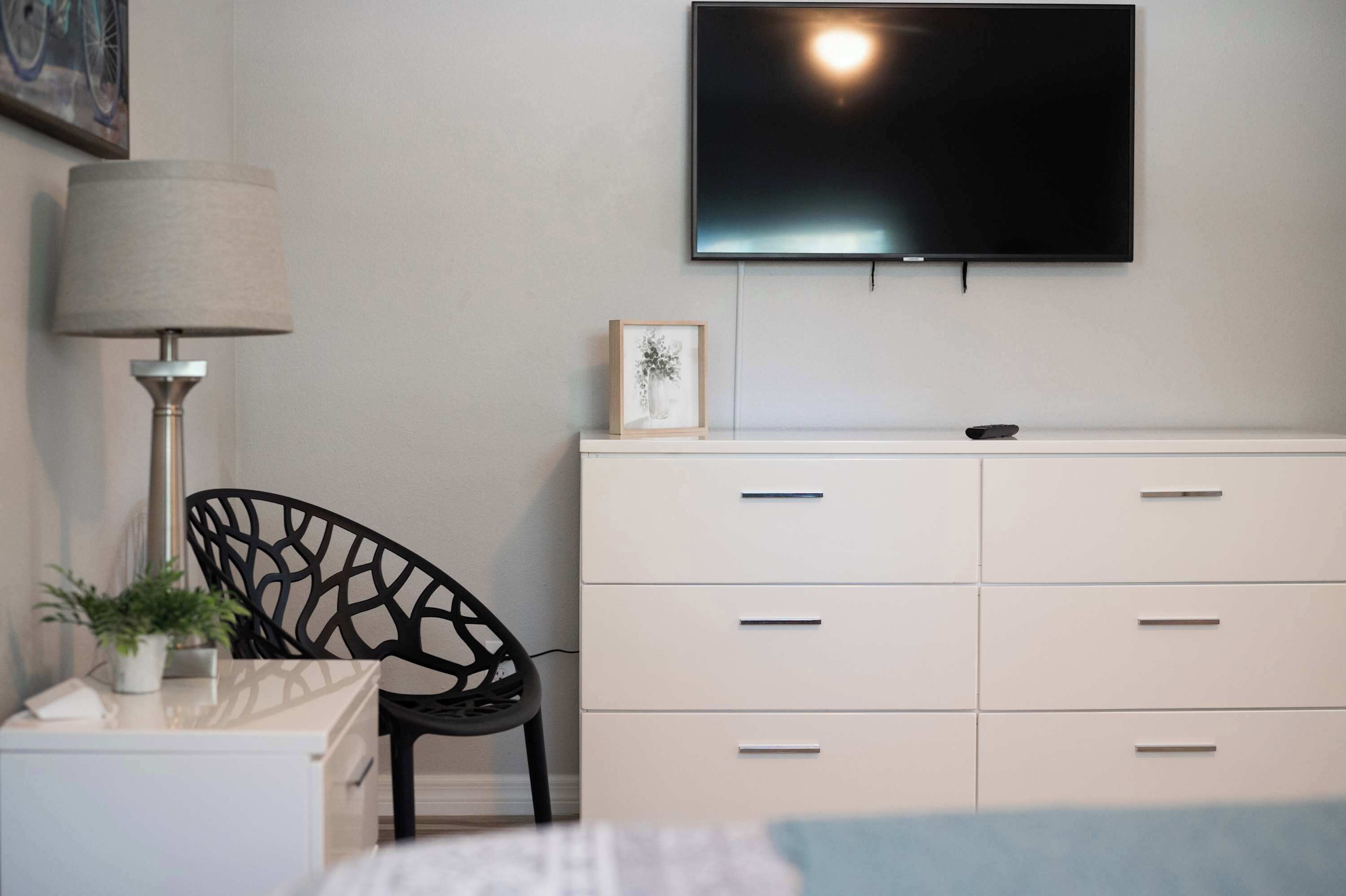 3 habitaciones, escritorio y tabla de planchar con plancha 