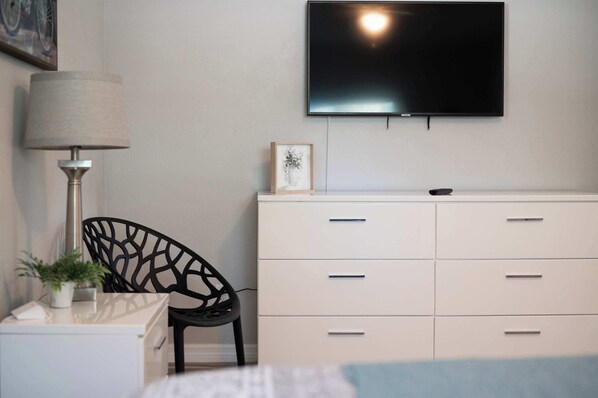3 bedrooms, desk, iron/ironing board, travel cot