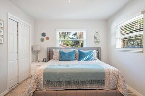 3 habitaciones, escritorio y tabla de planchar con plancha