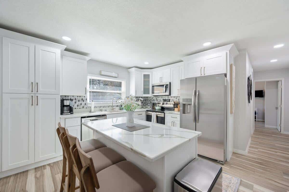 Kjøleskap, mikrobølgeovn, ovn og kokeplater