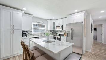 Kjøleskap, mikrobølgeovn, ovn og kokeplater