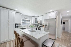 Refrigerador, microondas, horno y parrilla de estufa