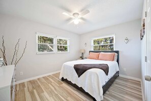 3 bedrooms, desk, iron/ironing board, travel cot
