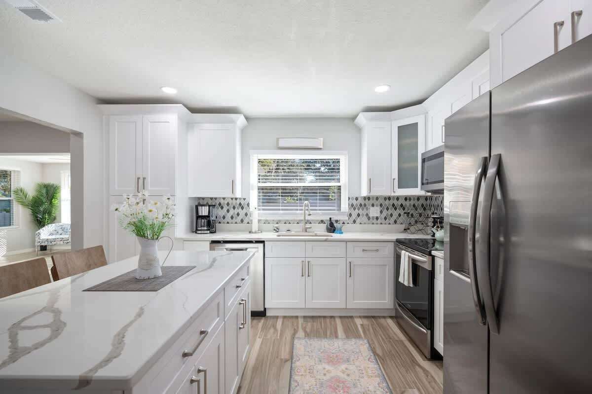 Kjøleskap, mikrobølgeovn, ovn og kokeplater