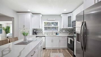 Kjøleskap, mikrobølgeovn, ovn og kokeplater