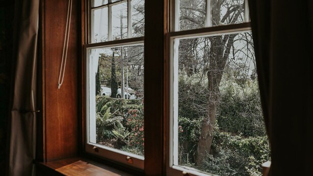 A window with a view of a garden and trees. - Vagabond's Rest & Rose Gold Hideaway - A Colourful 5-Bedroom in East Launceston (East Launceston)