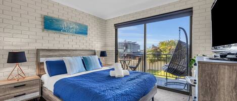 3 habitaciones, tabla de planchar con plancha, internet y ropa de cama