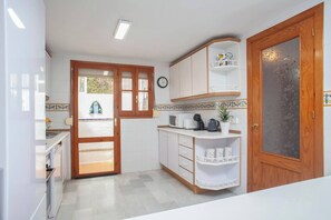 Kühlschrank, Mikrowelle, Ofen, Geschirrspüler