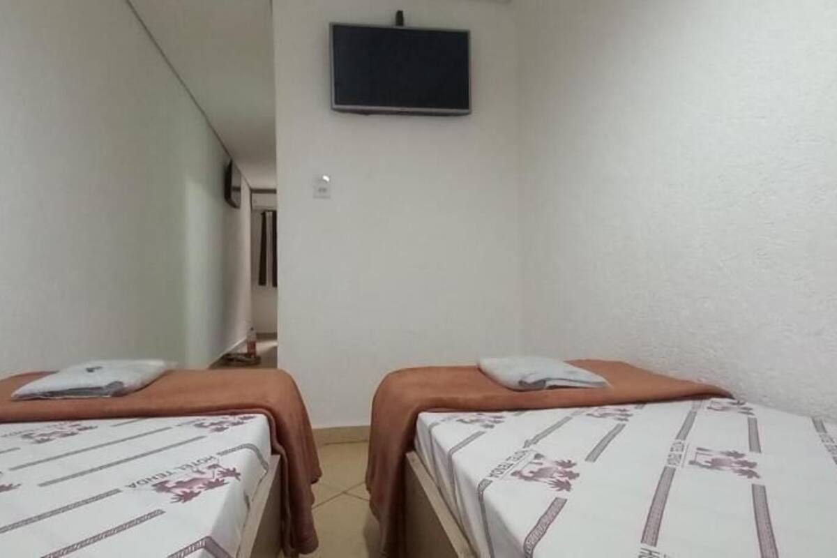 Habitación estándar con 2 camas individuales | Wifi gratis y ropa de cama