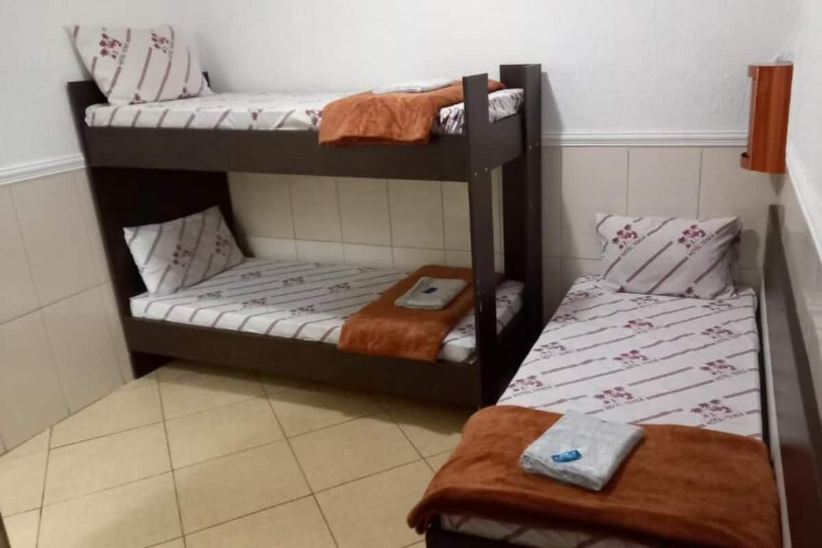 Habitación triple estándar | Wifi gratis y ropa de cama