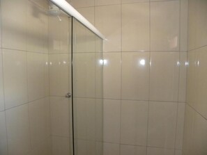 Shower, slippers, towels - Hotel Tenda Brigadeiro (São Paulo)