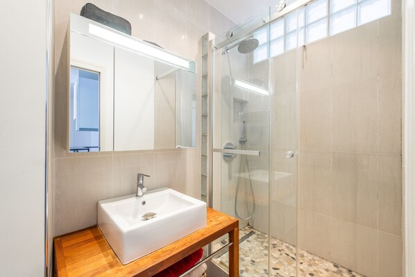 Regadera, toallas, jabón, papel de baño 