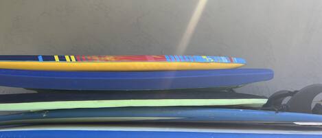 Una pila de esterillas con varios colores y diseños, incluyendo azul, amarillo y rojo.