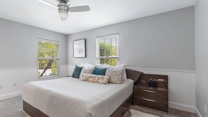 2 bedrooms, iron/ironing board, travel cot, free WiFi - Private Yard, Legacy Trail, Close to Beaches and Downtown (Sarasota)