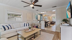 Smart TV, books - Private Yard, Legacy Trail, Close to Beaches and Downtown (Sarasota)