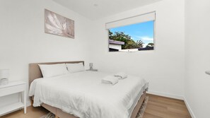 3 bedrooms, iron/ironing board, free WiFi, bed sheets - Vinny Beach House 1, Vincentia (Vincentia)