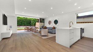 TV - Vinny Beach House 1, Vincentia (Vincentia)