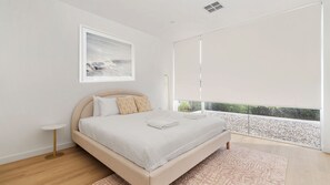 6 bedrooms, iron/ironing board, free WiFi, bed sheets - Blanca Beach House for 12, Vincentia (Vincentia)
