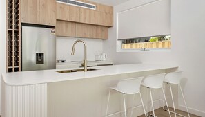 Geladeira, micro-ondas, fogão, cooktop