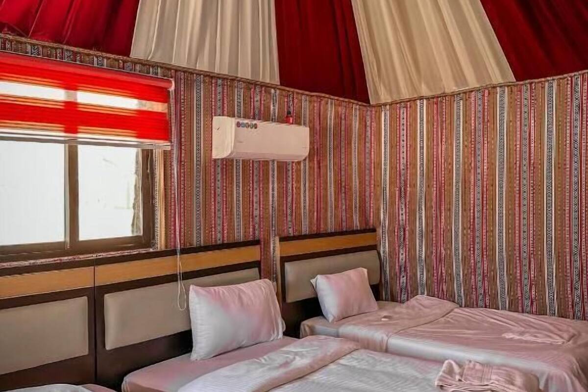 Habitación triple económica | Escritorio, espacio para trabajar con laptop y cortinas blackout