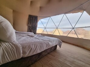 Desk, laptop workspace, blackout drapes, soundproofing - Wadi Rum Rose camP (Wadi Rum)