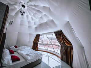 Design Tent | Desk, laptop workspace, blackout drapes, soundproofing - Wadi Rum Rose camP (Wadi Rum)