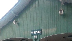 A building with a green facade and a sign reading "POUSADA 811". - Pousada Samambaia  (Sao Lourenco)