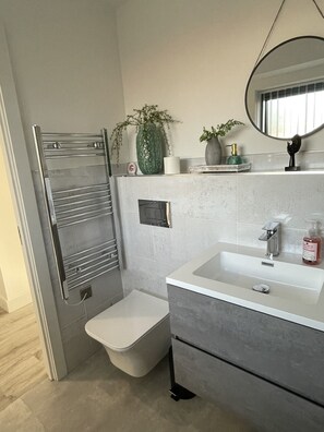 吹风机、毛巾、肥皂、洗发水