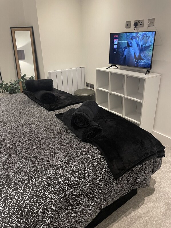 2 bedrooms, iron/ironing board, WiFi, bed sheets
