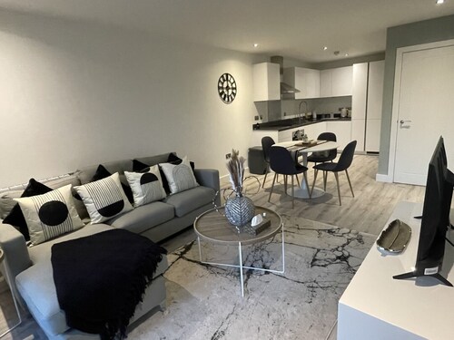 Lichfield City Centre Modern Vibrant Apartment - The Old Picture House