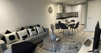 Lichfield City Centre Modern Vibrant Apartment - The Old Picture House