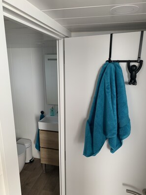 Shower, towels, soap, toilet paper - Le Petit Mont (CN)
