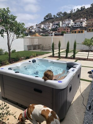 Outdoor spa tub - Le Petit Mont (CN)