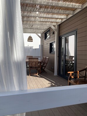 Outdoor dining - Le Petit Mont (CN)